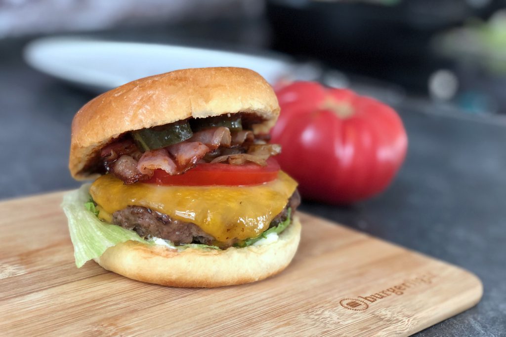 Burger Buns aus Brioche-Teig mit Ei, Weizenmehl und Hefe