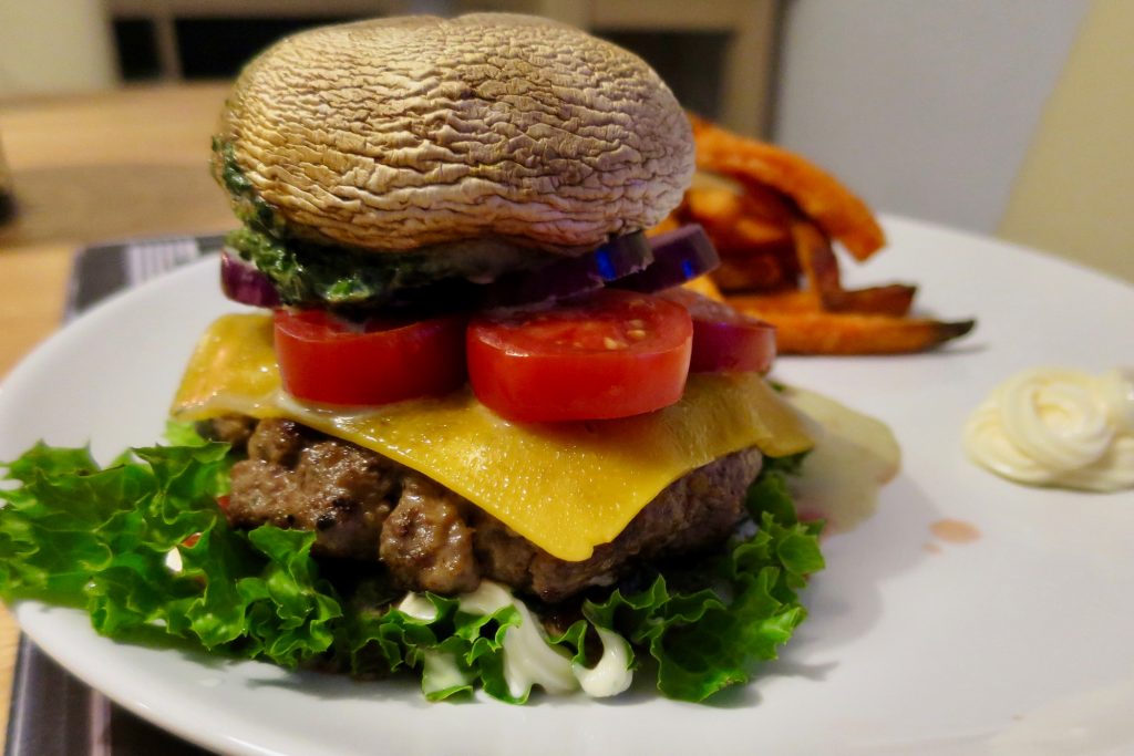 Burger mit Champignon-Deckel