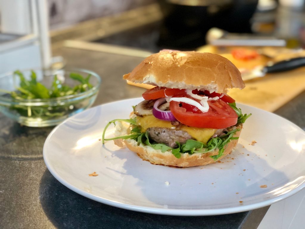 Kalbshackfleisch Burger mit Champignons, Rucola, roten Zwiebeln, Cheddar und Tomaten