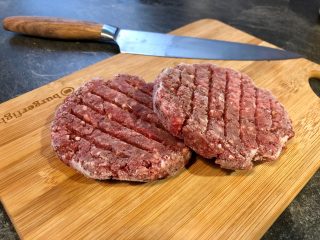 Zwei gefrorene Burger Patties aus der Tiefkühltruhe