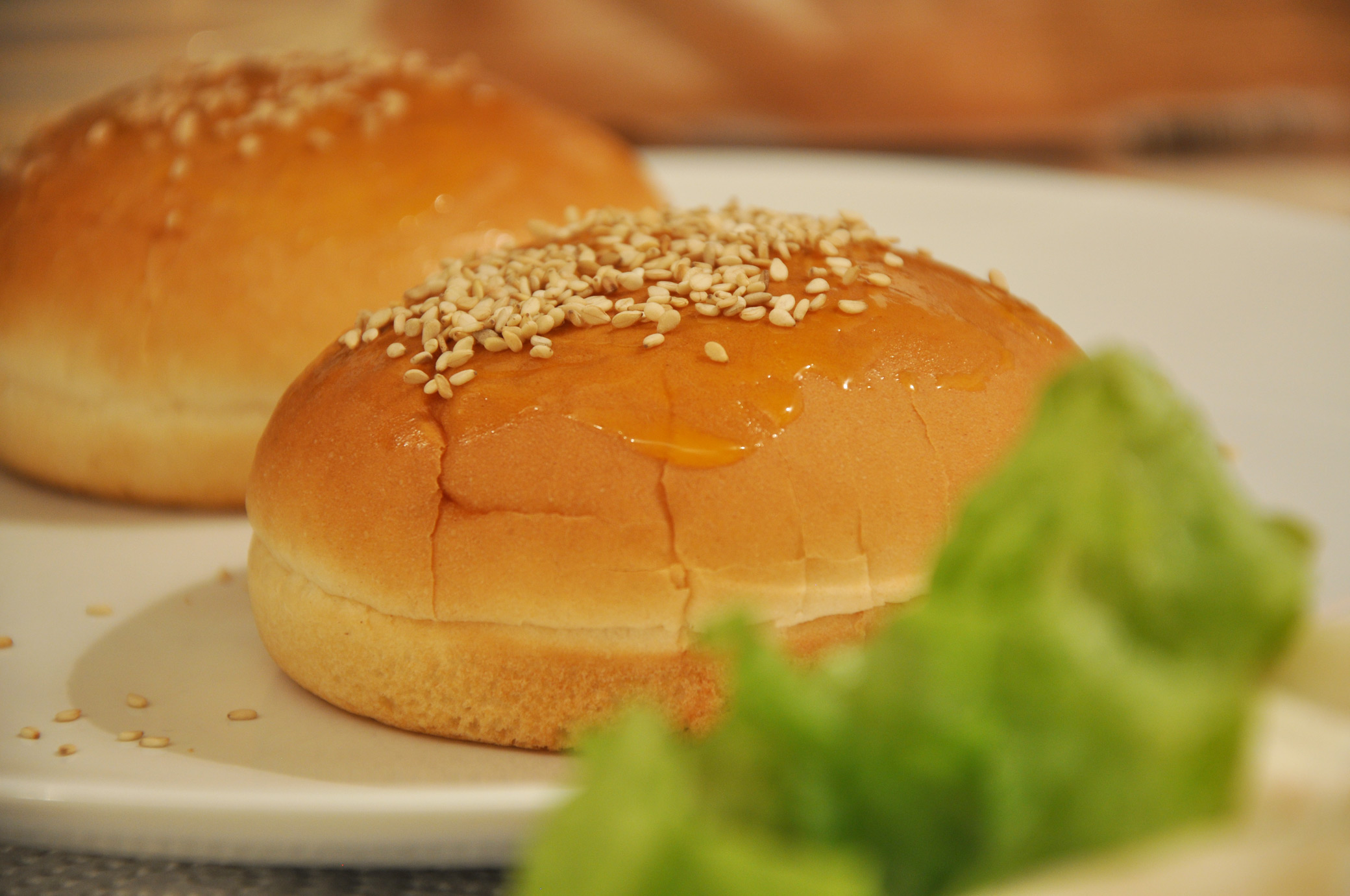 Fertige Burger-Brötchen mit Sesam pimpen · burgerfight