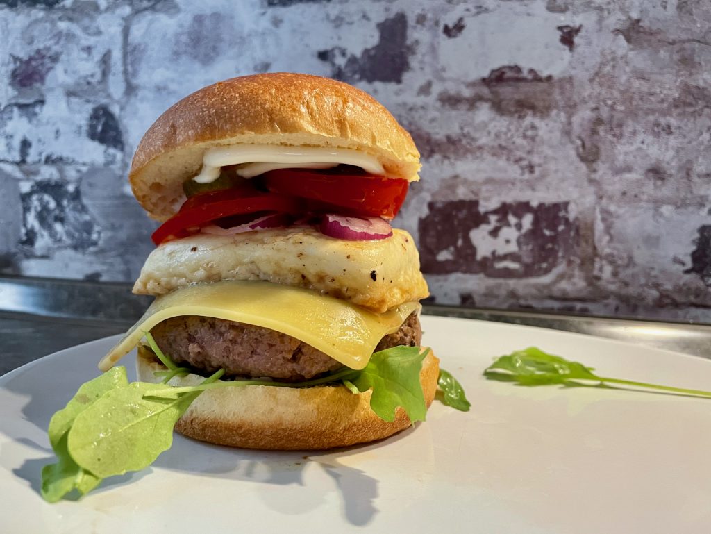 Burger mit Rindfleisch-Patty und Halloumi