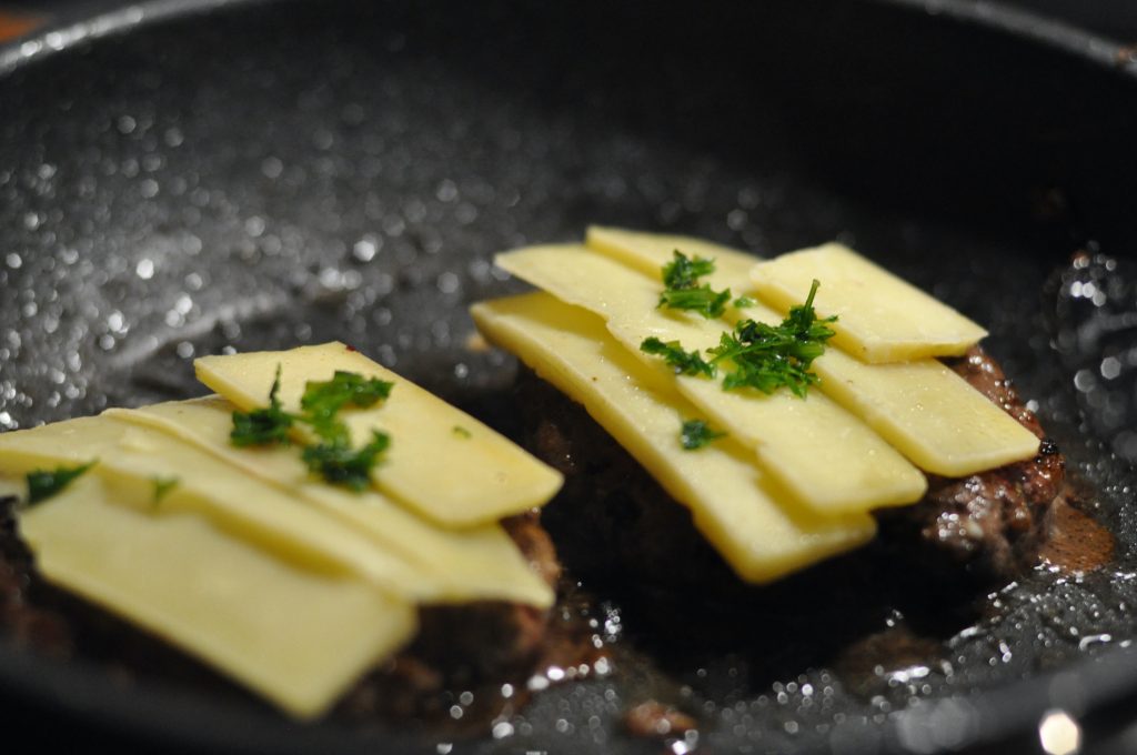 Rindfleisch-Patty mit englischen Vintage-Cheddar-Scheiben und Petersilie